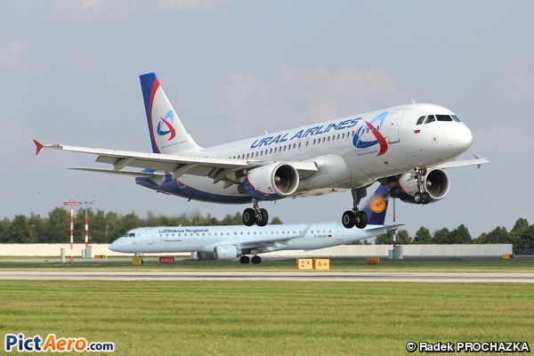 Airbus A321-214 (Ural Airlines)