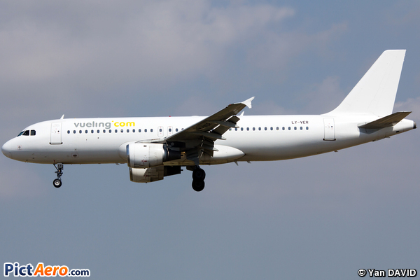 Airbus A320-212 (Vueling Airlines)