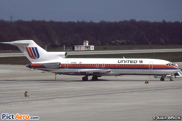 Boeing 727-222(Adv) (United Airlines)