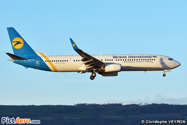 Boeing 737-94XER (Ukraine International Airlines)