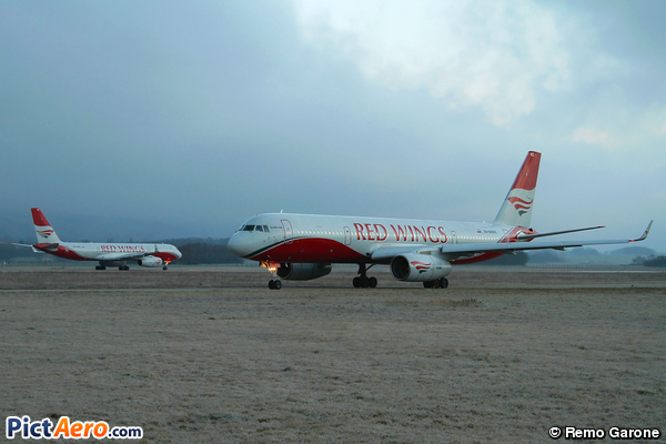 Tupolev Tu-204-100 (Red Wings)