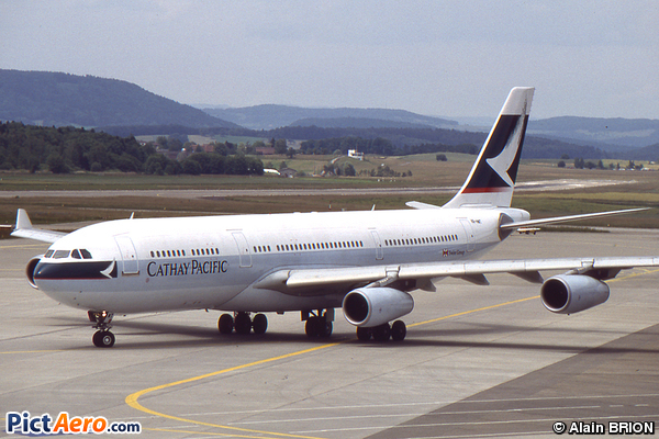 Airbus A340-211 (Cathay Pacific)