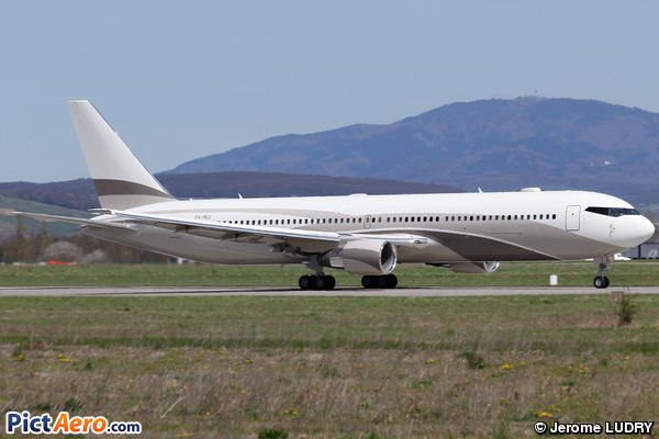 Boeing 767-33A/ER (Private / Privé)
