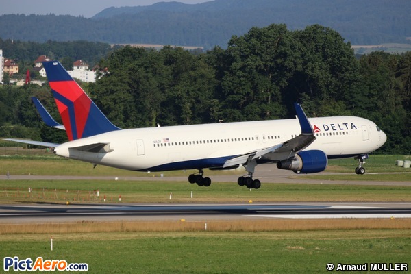 Boeing 767-322/ER (Delta Air Lines)