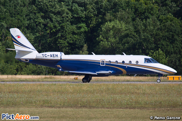 Gulfstream Aerospace G-150 (Private / Privé)