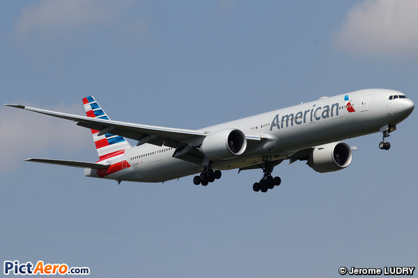 Boeing 777-323ER (American Airlines)