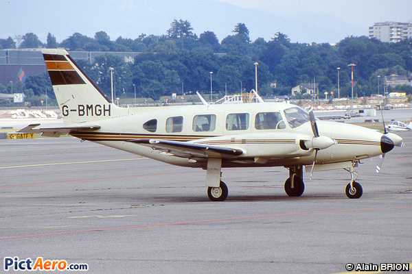 Piper PA-31-325 Navajo (Privé inconnu)
