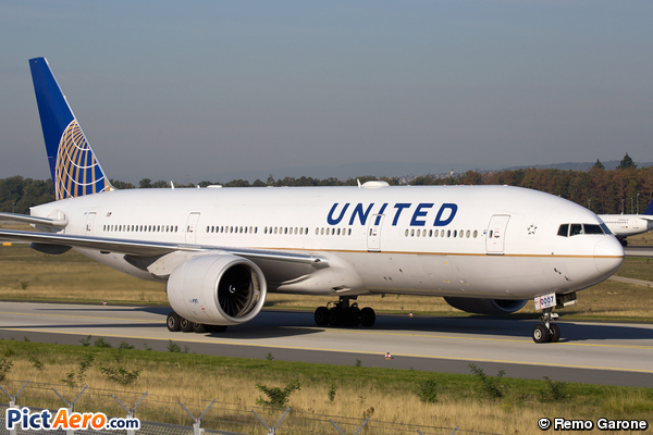 Boeing 777-224/ER (United Airlines)