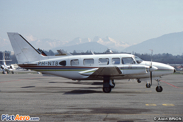 Piper PA-31-350 Navajo Chieftain (Holland Aero Leasing BV)