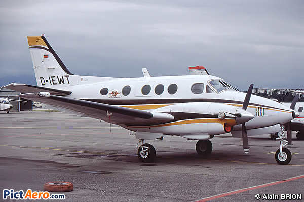 Beech C90 King Air (Private / Privé)