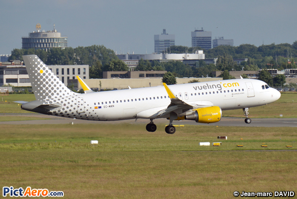 Airbus A320-214/WL (Vueling Airlines)