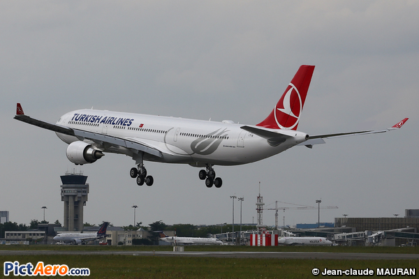 Airbus A330-323 (Turkish Airlines)