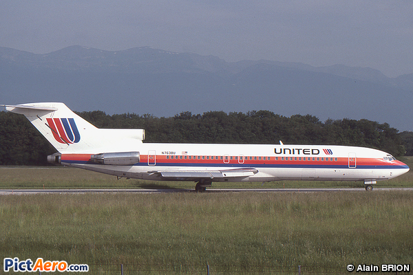 Boeing 727-222(Adv) (United Airlines)