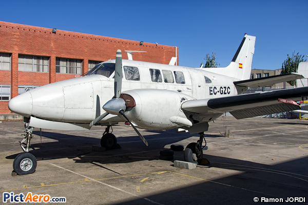 Beechcraft 65A-80 Queen Air (Private / Privé)