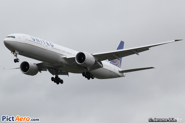 Boeing 777-322/ER (United Airlines)