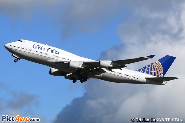 Boeing 747-422 (United Air Charter)
