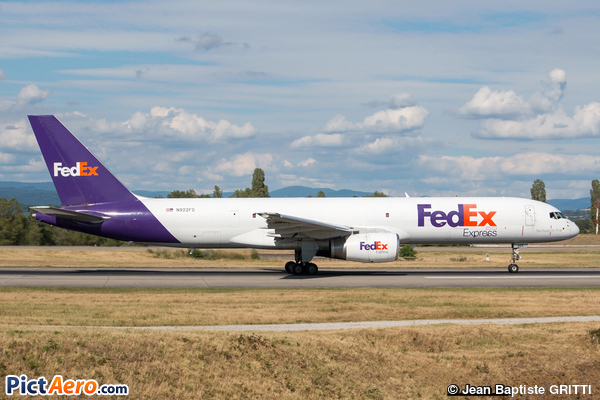 Boeing 757-23A/SF (FedEx Express)