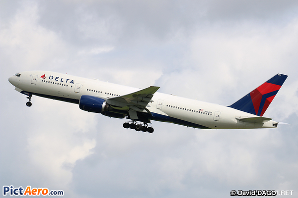Boeing 777-232/ER (Delta Air Lines)