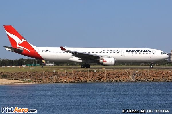 Airbus A330-301 (Qantas)