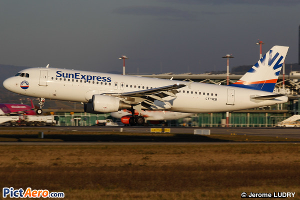 Airbus A320-214 (Avion Express)