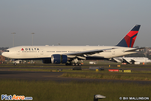 Boeing 777-232/LR (Delta Air Lines)