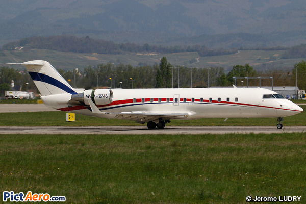 Bombardier Challenger 850 (Canadair CL-600-2B19 Challenger 850) (Blue Square Aviation)