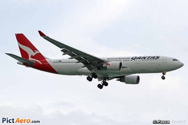 Airbus A330-201` (Qantas)