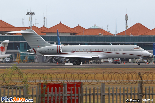 Bombardier BD-700-1A10 Global Express (MNG Jet)