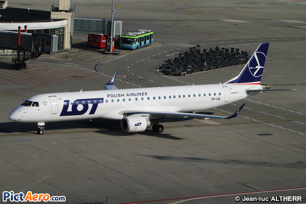 Embraer ERJ-190-200LR 195LR (LOT Polish Airlines)