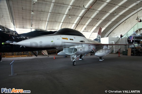 General Dynamics F-16B Fighting Falcon (Edwards AFB Air Force Flight Test Museum)