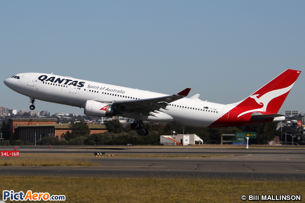 Airbus A330-201` (Qantas)