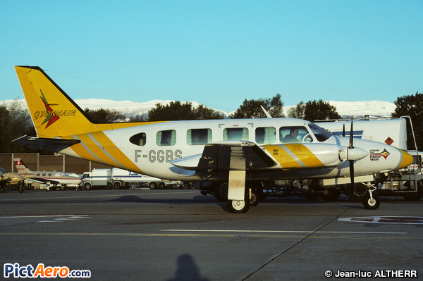 Piper PA-31-350 Navajo Chieftain (Oyonnair)