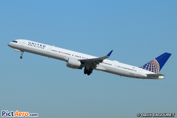 Boeing 757-33N (United Airlines)