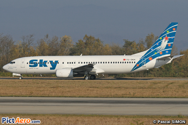 Boeing 737-8BK (Sky Airlines)