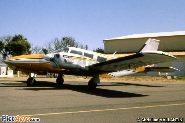 Piper PA-34-200 Seneca (Private / Privé)