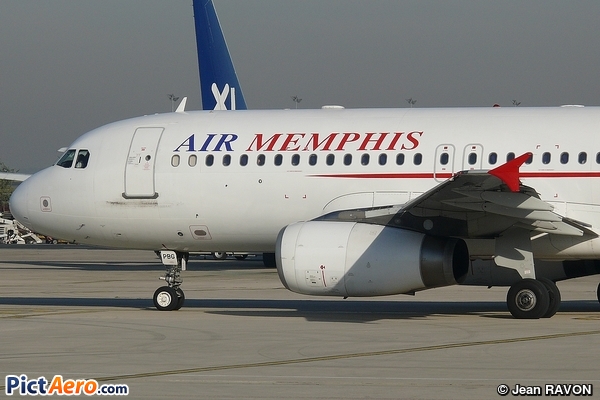 Airbus A320-233 (Air Memphis)