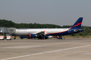 Airbus A321-211 (UR-CQK)