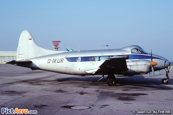 De Havilland DH-104 Dove 1B (Private / Privé)