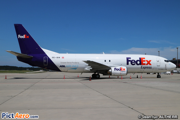 Boeing 737-4Q8/SF (FedEx Express)
