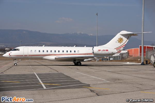 Bombardier BD-700 1A10 Global Express XRS (Comlux Aviation)