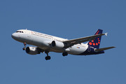Airbus A320-214 (OO-SNJ)