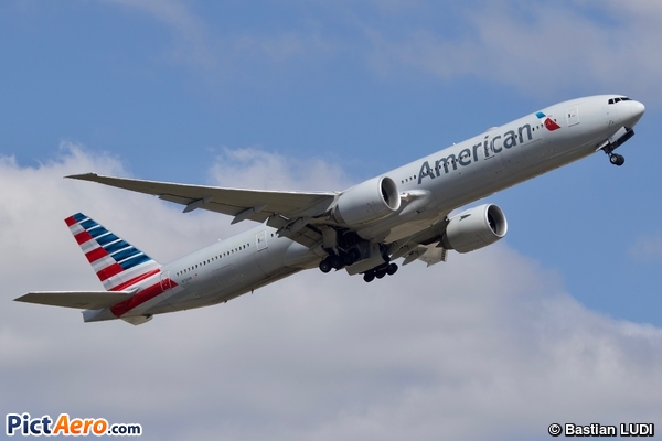 Boeing 777-323/ER (American Airlines)