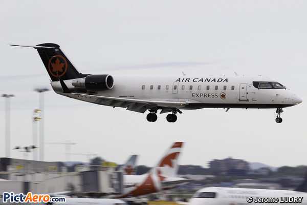 Canadair CL-600-2B19 Regional Jet CRJ-200ER (Air Canada Express)