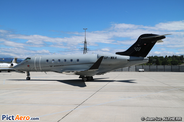 Bombardier BD-100-1A10 Challenger 350 (Jet Story)