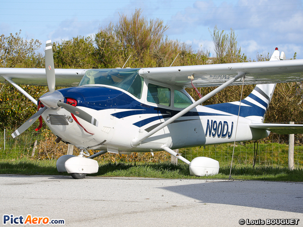 Cessna 182Q Skylane (Private / Privé)