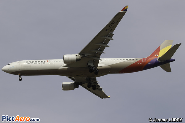 Airbus A330-323 (Asiana Airlines)