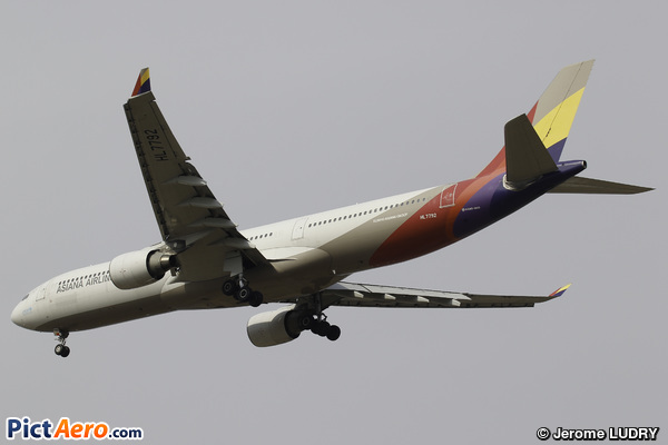 Airbus A330-323 (Asiana Airlines)