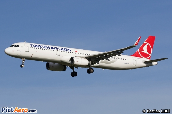 Airbus A321-213 (Turkish Airlines)