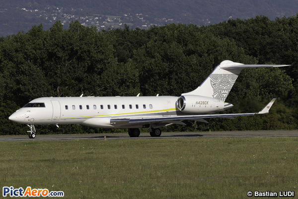 Bombardier BD-700-1A10 Global 6000 (Private / Privé)