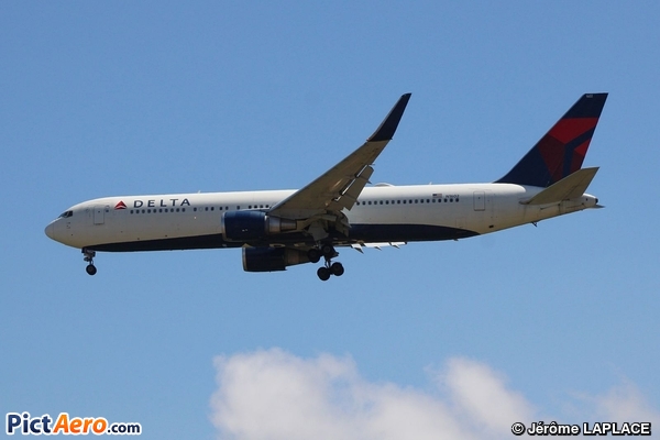Boeing 767-332(ER) (Delta Air Lines) Boeing 767-332(ER) (Delta Air Lines)